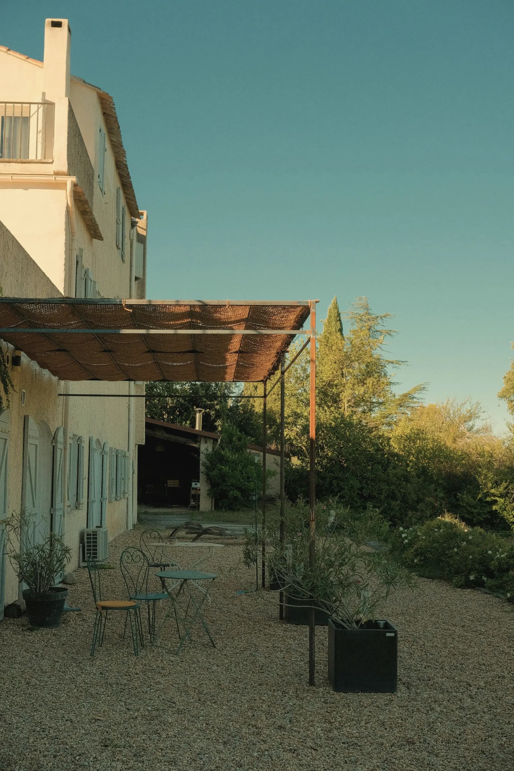 Fachada con pérgola de madera