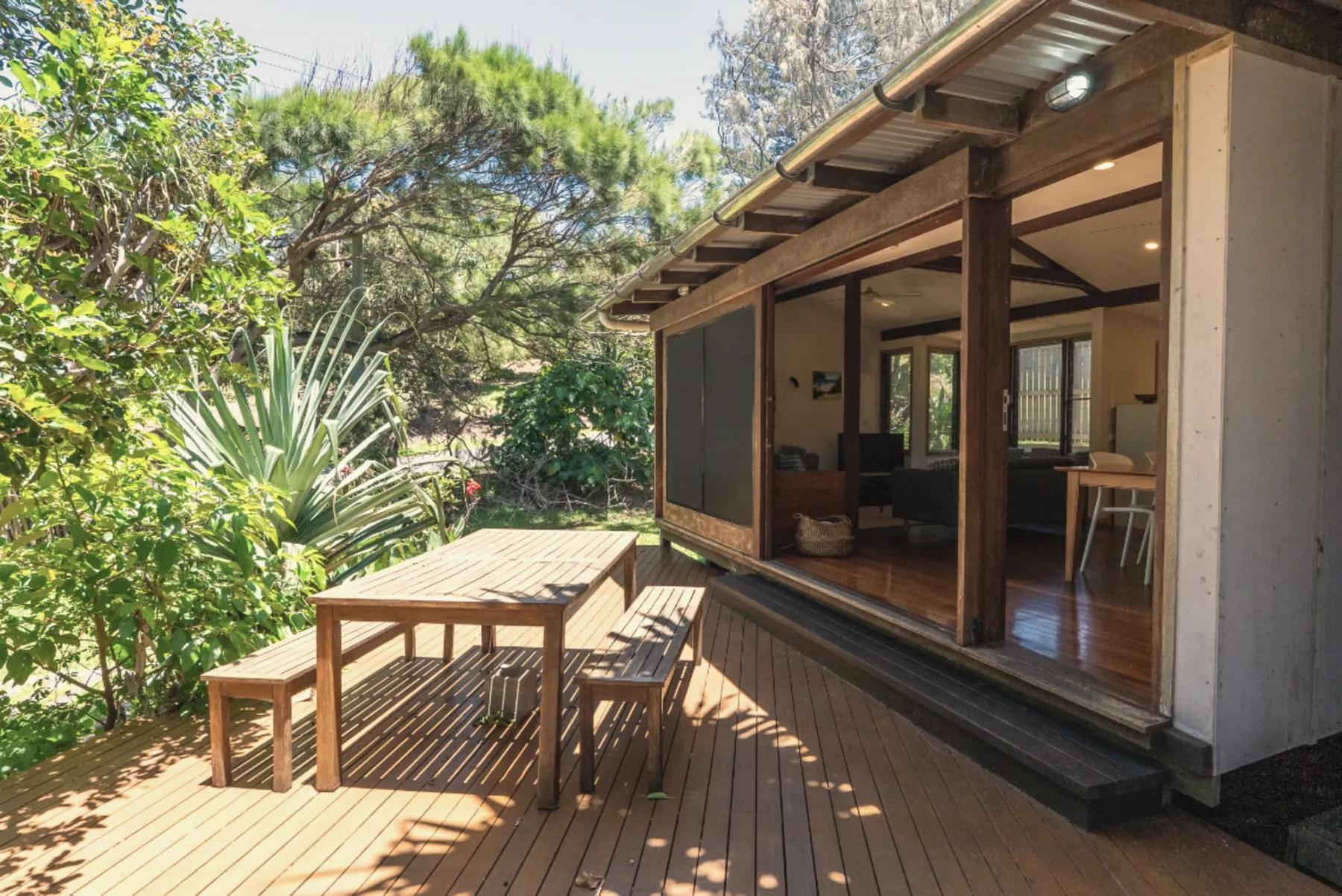 Terraza de madera junto al jardín