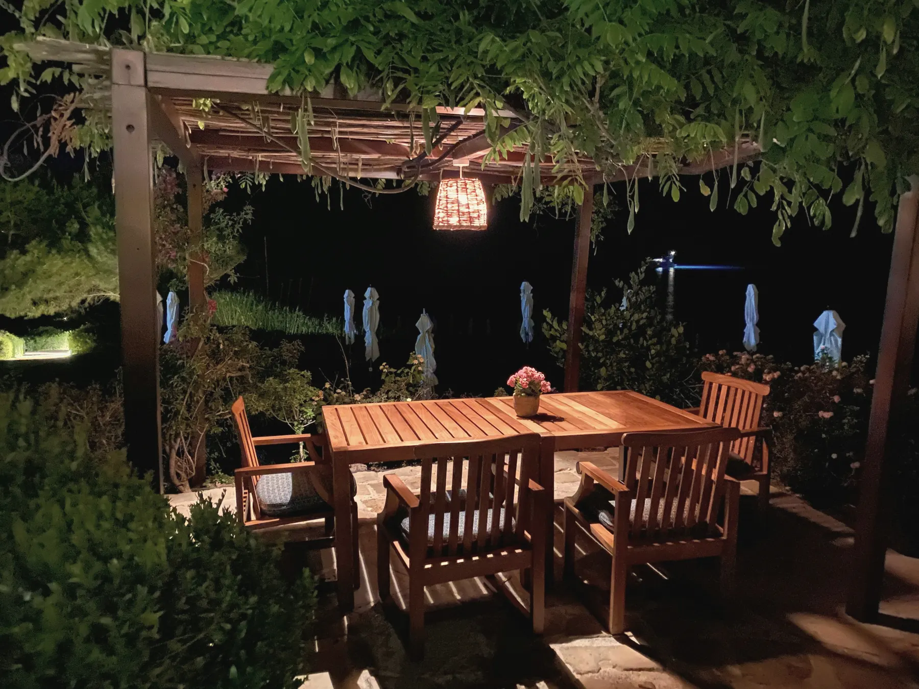 Mesa bajo pérgola
