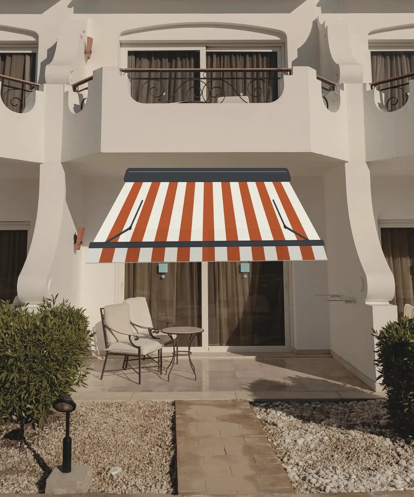 Fachada con un toldo a rayas superpuesto